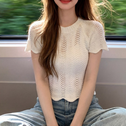 涼しく、上品に。透け感で魅せる大人トップス。