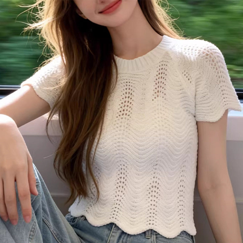 涼しく、上品に。透け感で魅せる大人トップス。
